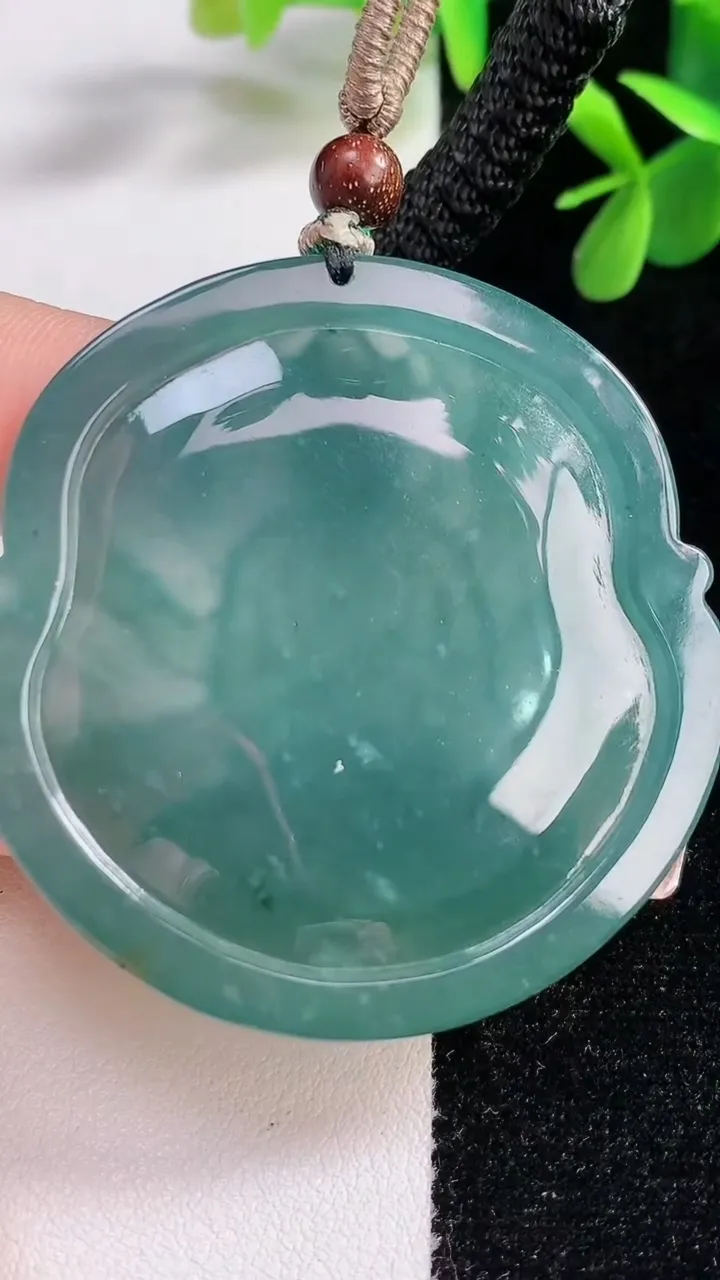 天然A货翡翠千手观音吊坠，尺寸50-6.5，重:33.70g
12月21日