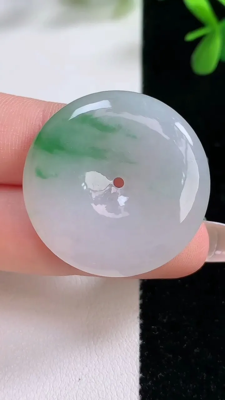 天然A货翡翠平安扣吊坠，尺寸31-5.8，重:11.49g
12月21日