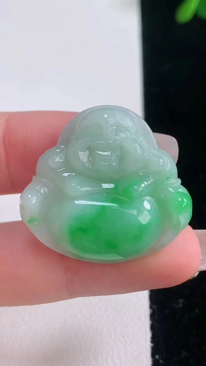 天然A货翡翠佛公吊坠，尺寸27.4-29.6-6.2，重量:7.72g
12月21日