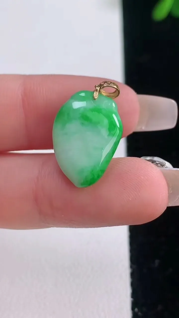 天然A货翡翠寿桃吊坠，尺寸17.5-12.8-6.7，重量:2.62g
12月21日