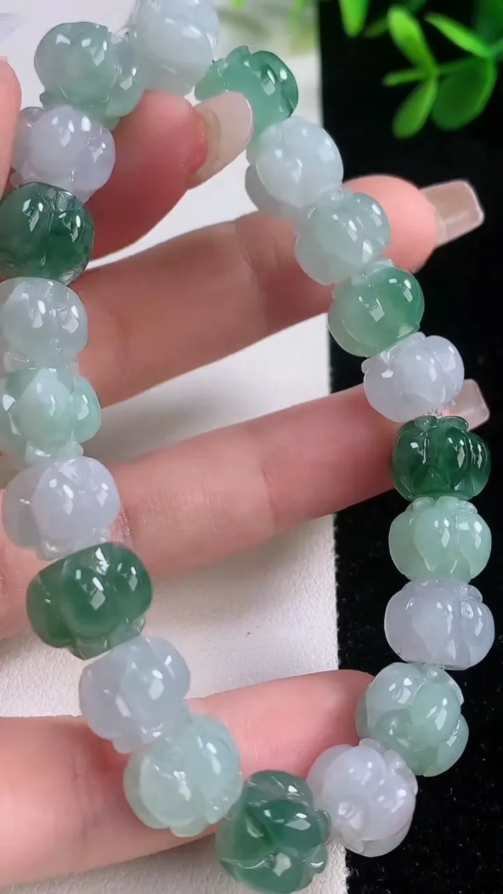 天然A货翡翠莲花手串，尺寸11-9，重量:38.17g12月21日
工厂直销收藏佳品,种好水足，色泽均匀，有种有色，上手高大气！