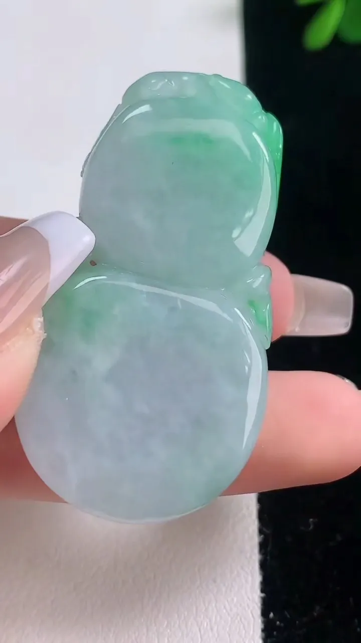 天然A货翡翠葫芦吊坠，尺寸49.6-26.3-11，重量:30.00g
12月21日