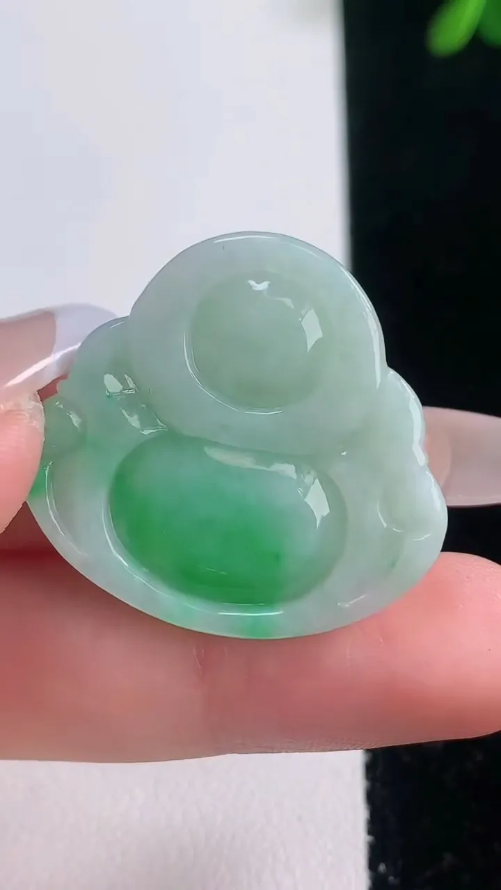 天然A货翡翠佛公吊坠，尺寸27.4-29.6-6.2，重量:7.72g
12月21日