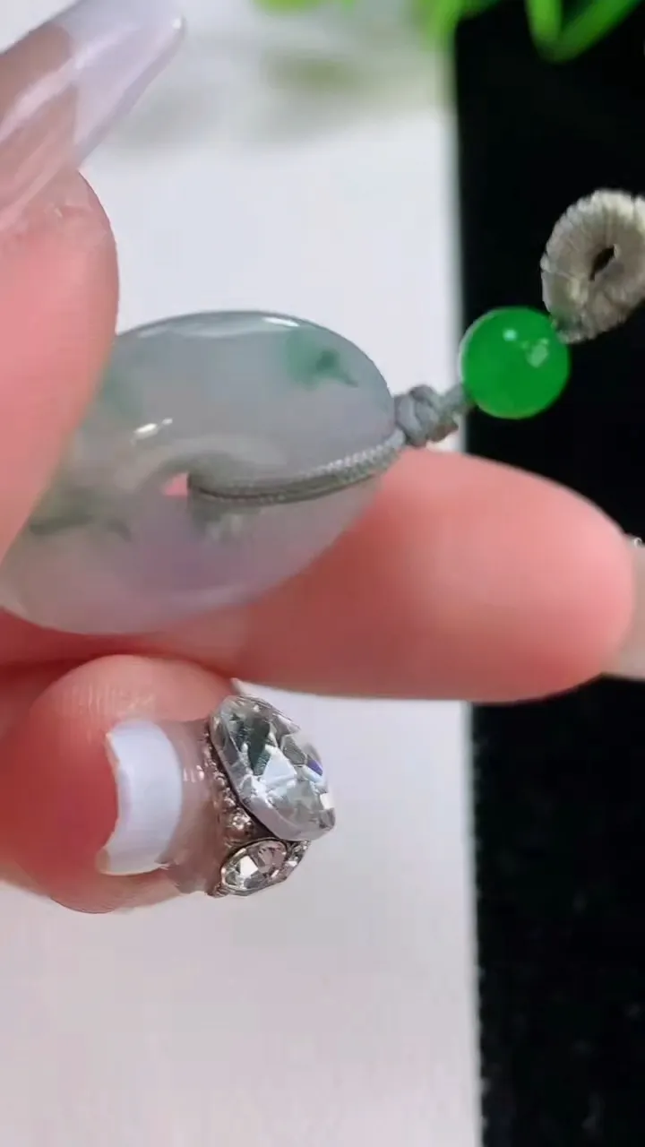 天然A货翡翠冰种飘花平安扣吊坠，尺寸23.8-4.2，重:4.71g
12月21日