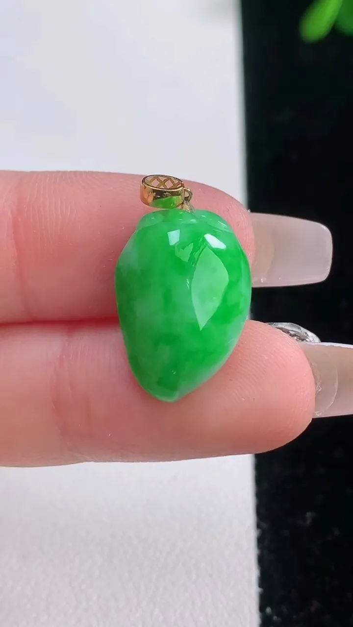 天然A货翡翠寿桃吊坠，尺寸17.5-12.8-6.7，重量:2.62g
12月21日