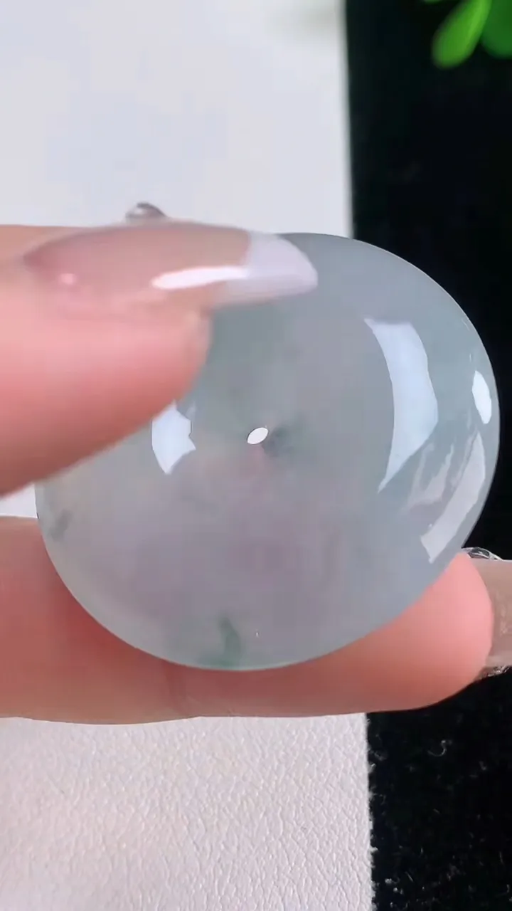 天然A货翡翠冰种飘花平安扣吊坠，尺寸35-5.7，重量:15.76g
12月21日