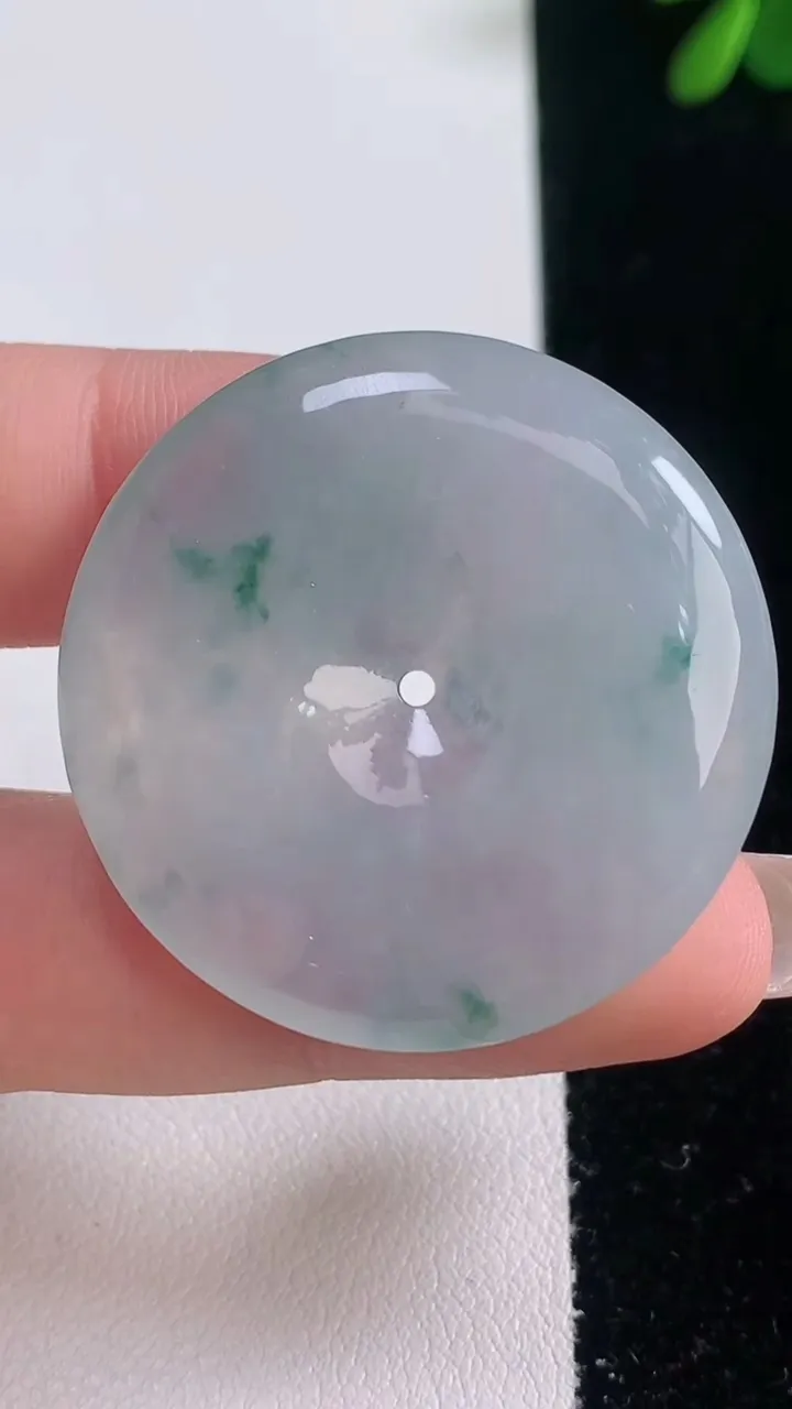 天然A货翡翠冰种飘花平安扣吊坠，尺寸35-5.7，重量:15.76g
12月21日