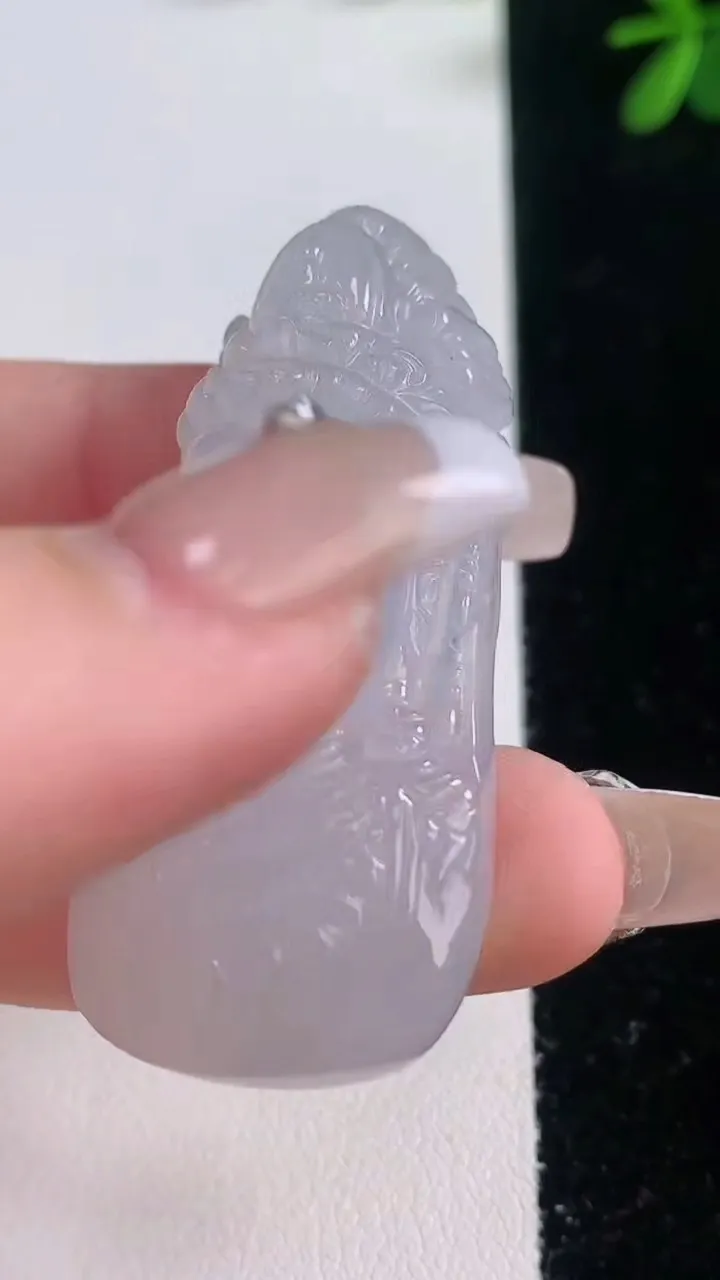 天然A货翡翠观音头吊坠，尺寸50-23-10.2，重量:23.15g
12月21日