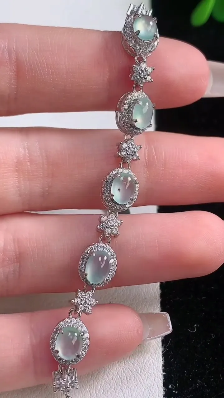 天然A货翡翠蛋面手链，尺寸5.3-4.3，重量:5.45g
12月21日