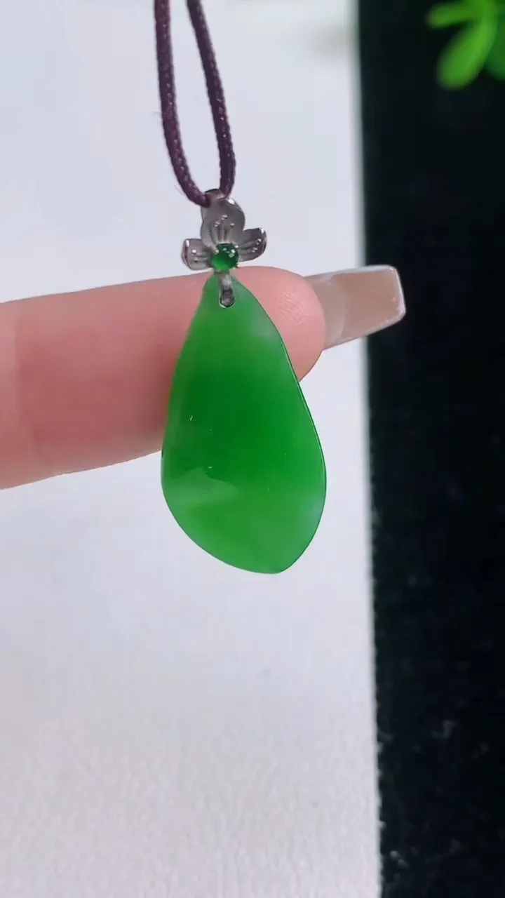 天然A货翡翠福瓜吊坠，尺寸23.7-12-3.6，重量:1.83g
12月21日