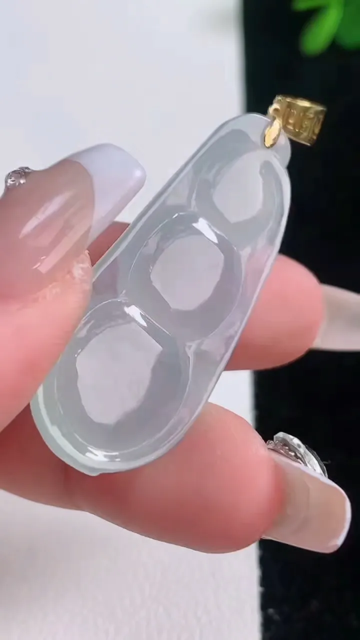 天然A货翡翠种白冰福豆吊坠，尺寸40.5-17.3-7，重量:8.01g
12月21日