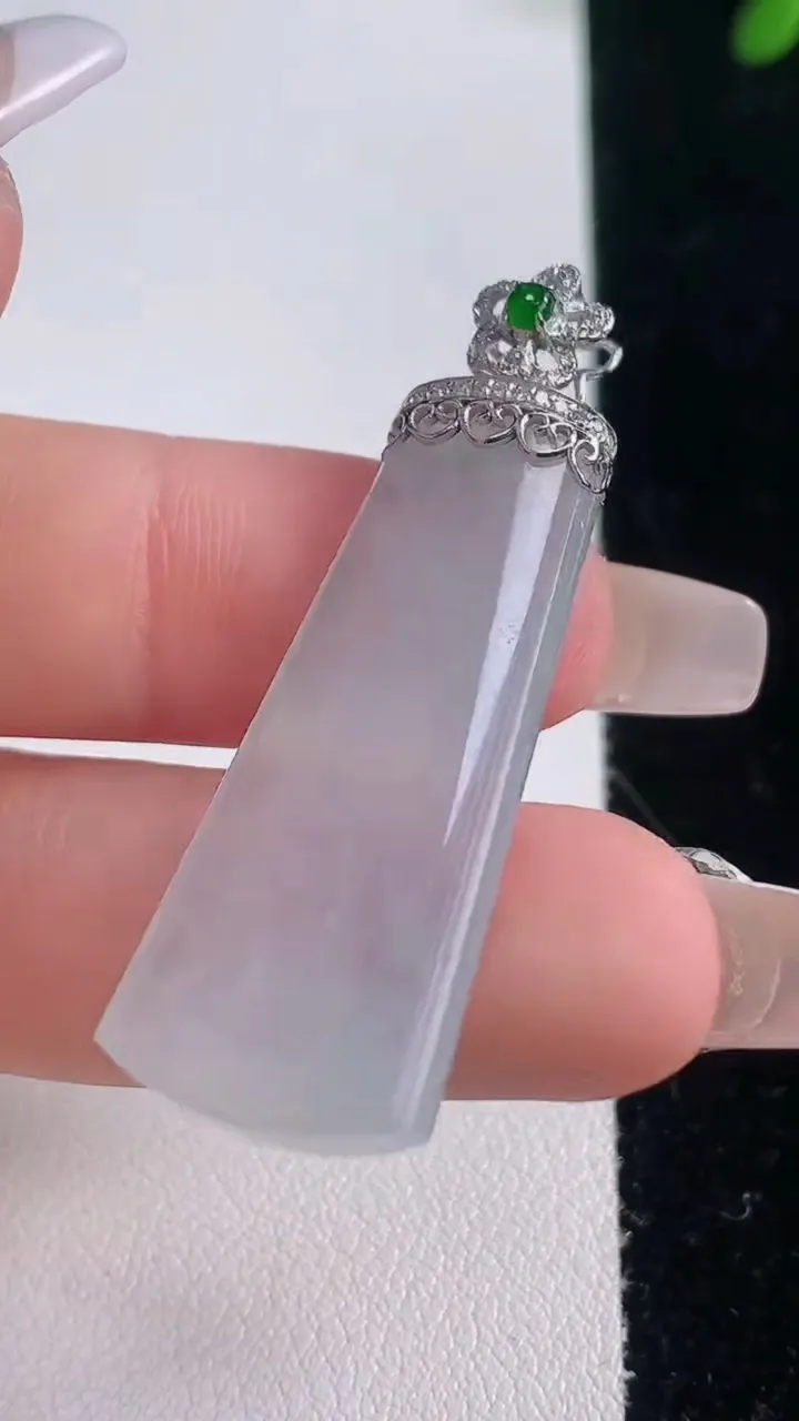 天然A货翡翠种白冰无事牌吊坠，尺寸36.8-15.5-4.2，重量:6.63g
12月21日