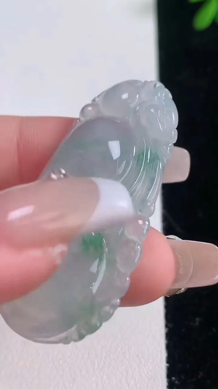 天然A货翡翠冰种飘花如意吊坠，尺寸47.4-23.2-5.4，重量:9.94g
12月21日