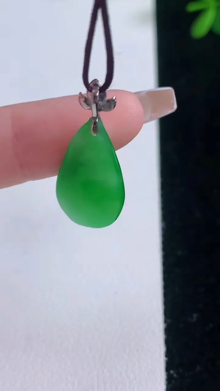 天然A货翡翠福瓜吊坠，尺寸23.7-12-3.6，重量:1.83g
12月21日
