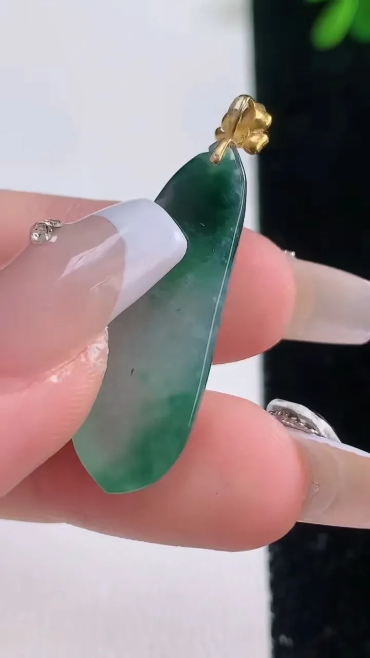 天然A货翡翠18K金飘花福瓜吊坠，尺寸29.2-11-5.8，重量:3.58g
12月21日