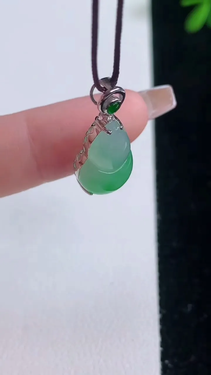 天然A货翡翠葫芦吊坠，尺寸15.8-10.4-6.8，重量:1.93g
12月21日