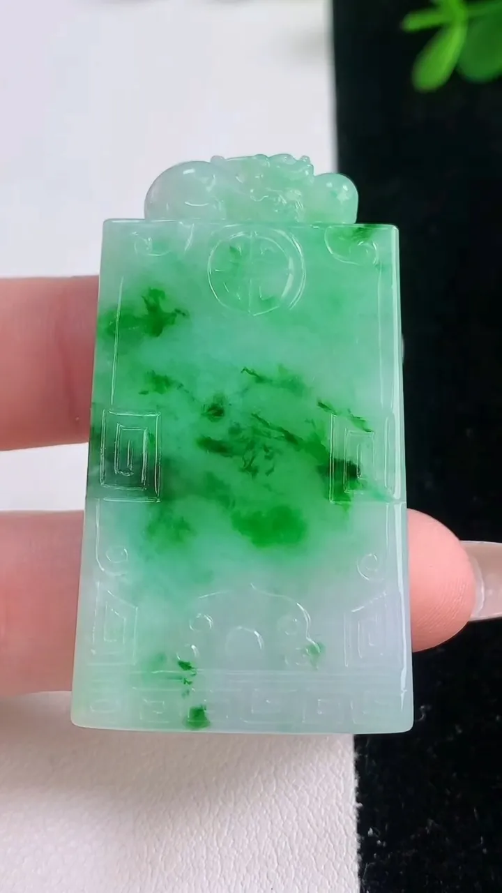 天然A货翡翠仿古无事牌吊坠，尺寸49-27.8-5.5，重量:22.24g
12月21日