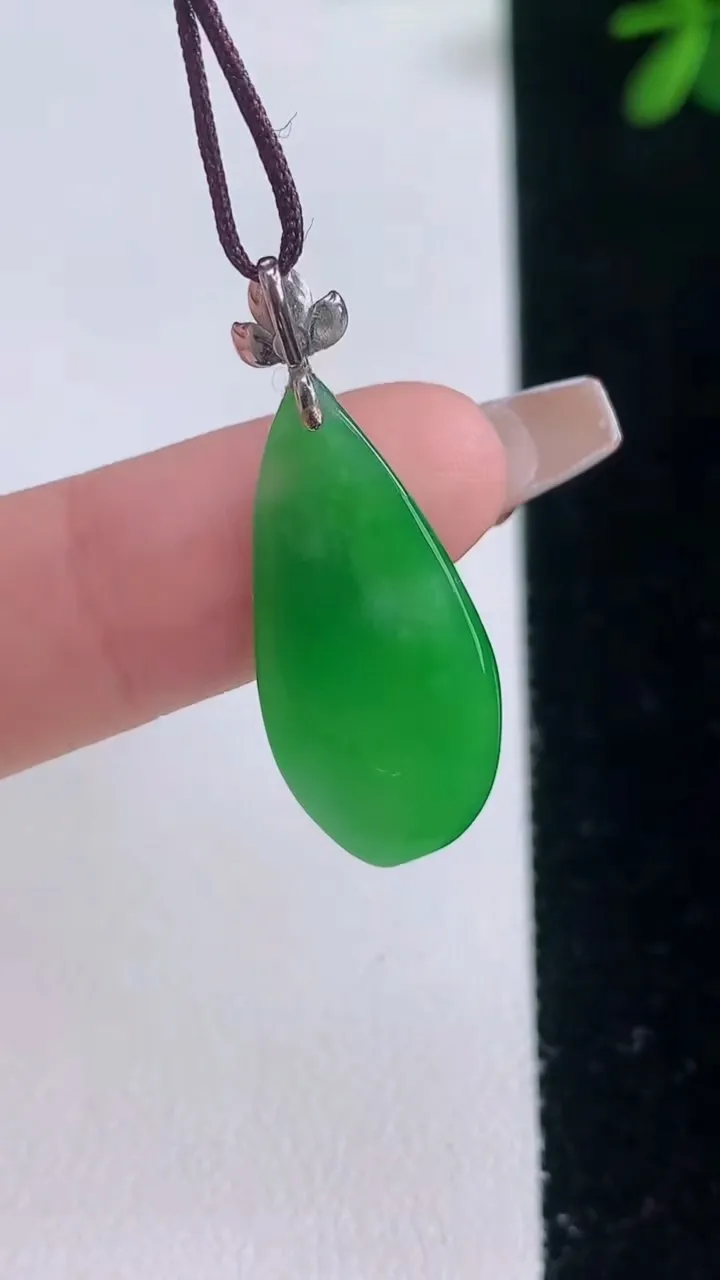 天然A货翡翠福瓜吊坠，尺寸23.7-12-3.6，重量:1.83g
12月21日