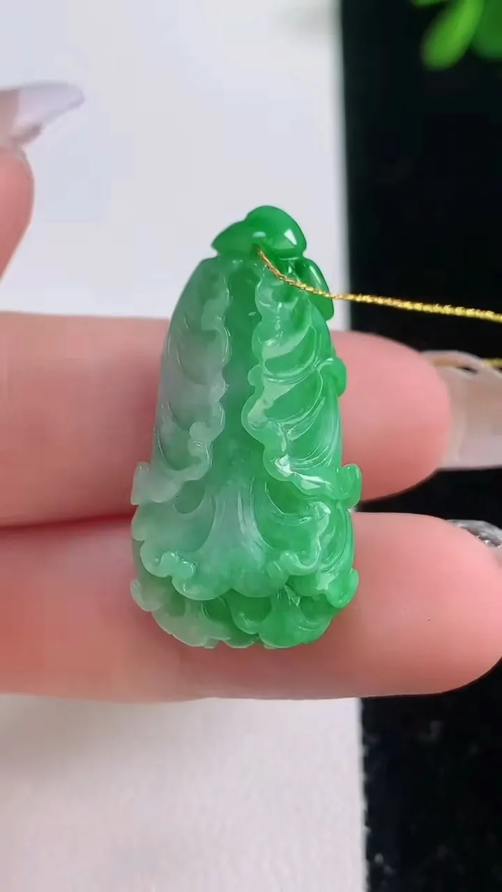 天然A货翡翠白菜吊坠，尺寸31.7-16-10.8，重量:7.77g
12月21日