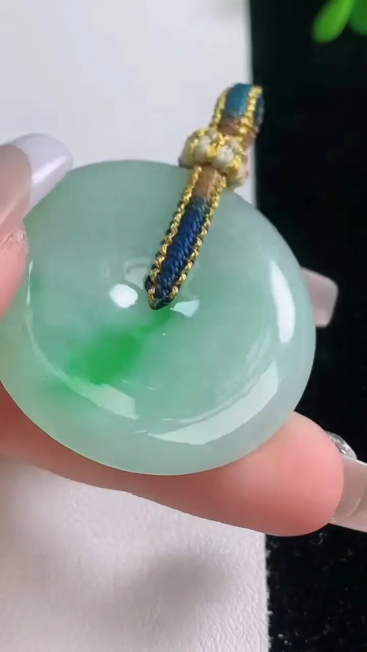 天然A货翡翠平安扣吊坠，尺寸37.7-5.4，重量:17.43g
12月21日