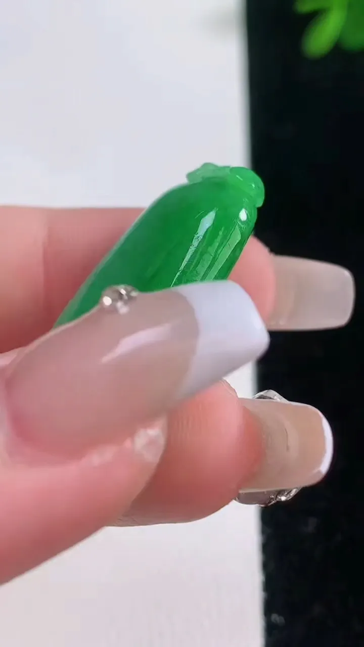 天然A货翡翠福瓜吊坠，尺寸34.6-16-5.6，重量:7.63g
12月21日