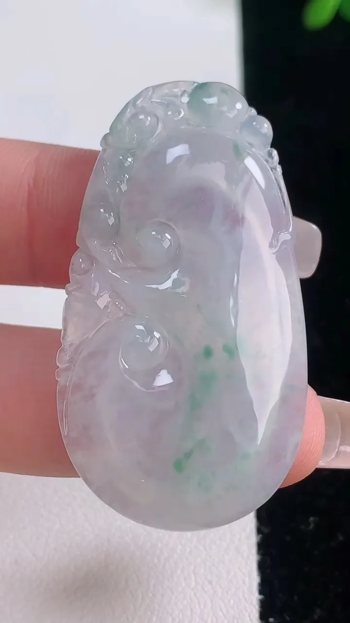 天然A货翡翠冰种飘花如意吊坠，尺寸45.6-25.2-4.2，重量:8.39g
12月21日