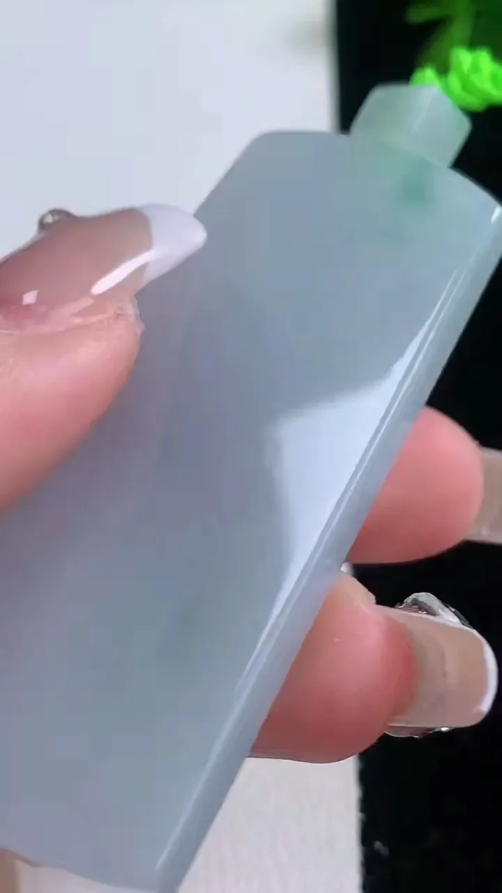 天然A货翡翠飘花无事牌吊坠，尺寸59.3-27.4-6.3，重量:31.61g
12月21日