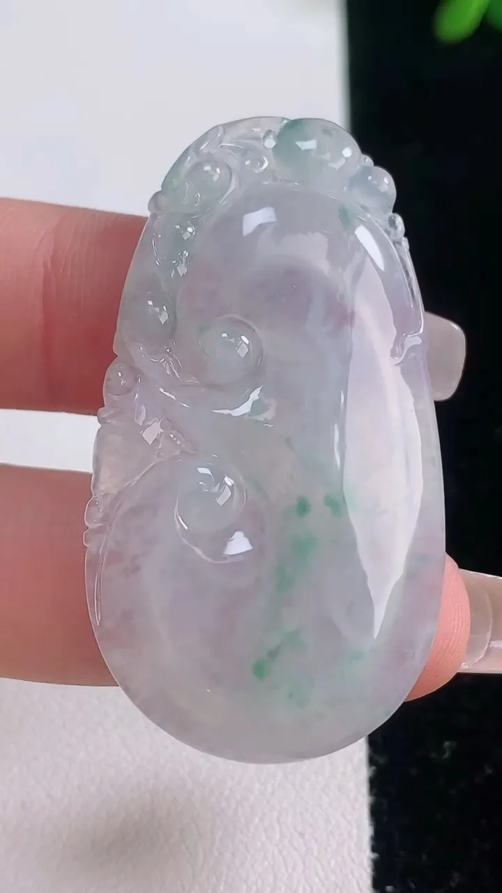 天然A货翡翠冰种飘花如意吊坠，尺寸45.6-25.2-4.2，重量:8.39g
12月21日