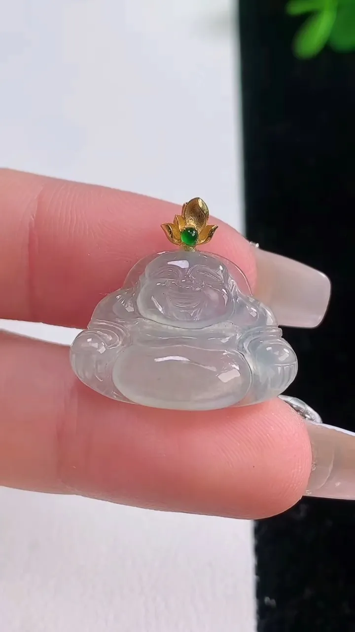 天然A货翡翠种白冰佛公吊坠，尺寸16.2-3.3-4.3，重量:2.34g
12月21日