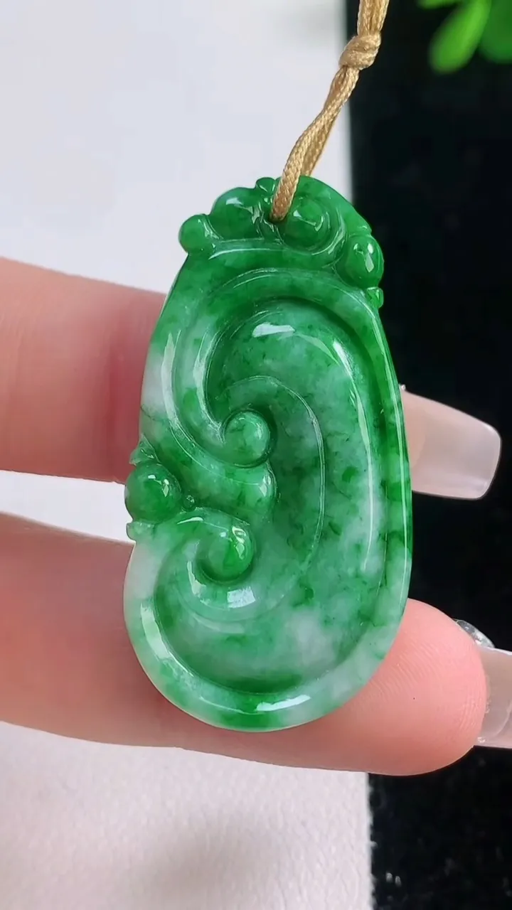 天然A货翡翠如意吊坠，尺寸40-20.5-5.6，重量:8.45g
12月21日