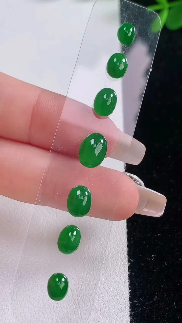 天然A货翡翠蛋面镶嵌件一手，尺寸8.7-6.7-3.7，重量:2.13g
12月21日