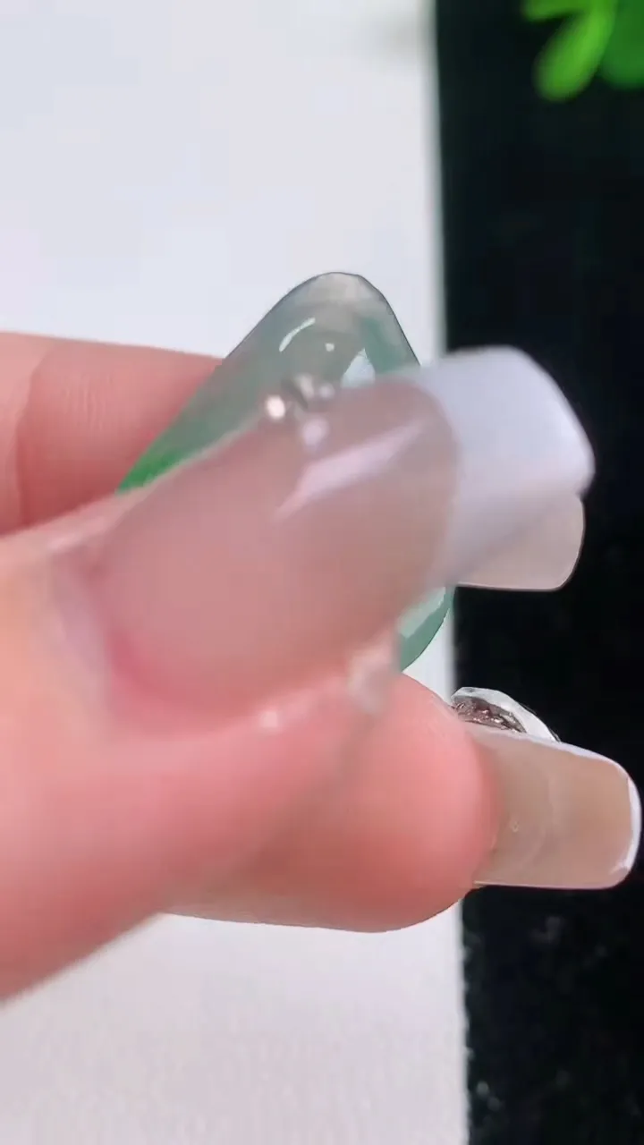 天然A货翡翠原石吊坠，尺寸36.8-19-4.8，重量:5.00g
12月21日