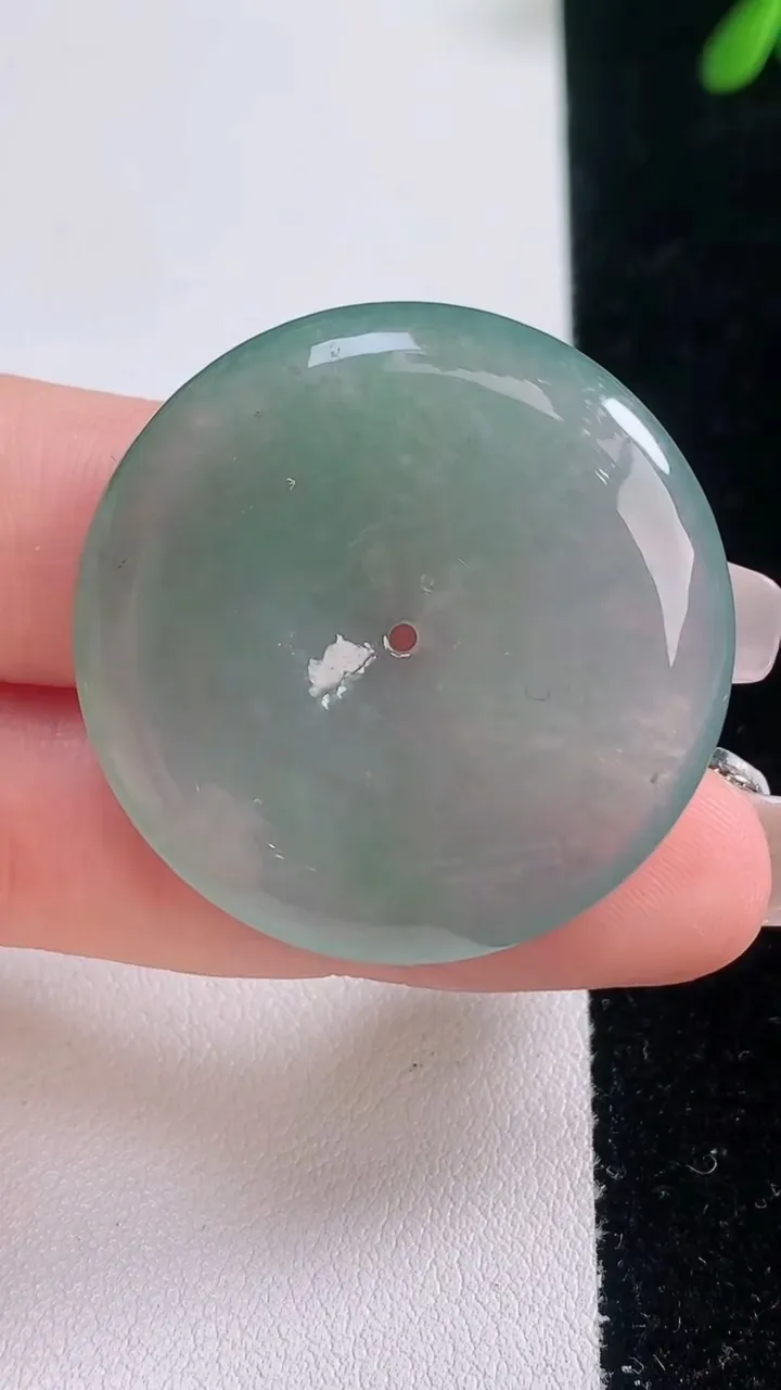 天然A货翡翠平安扣吊坠，尺寸33.8-6，重量:14.69g
12月21日