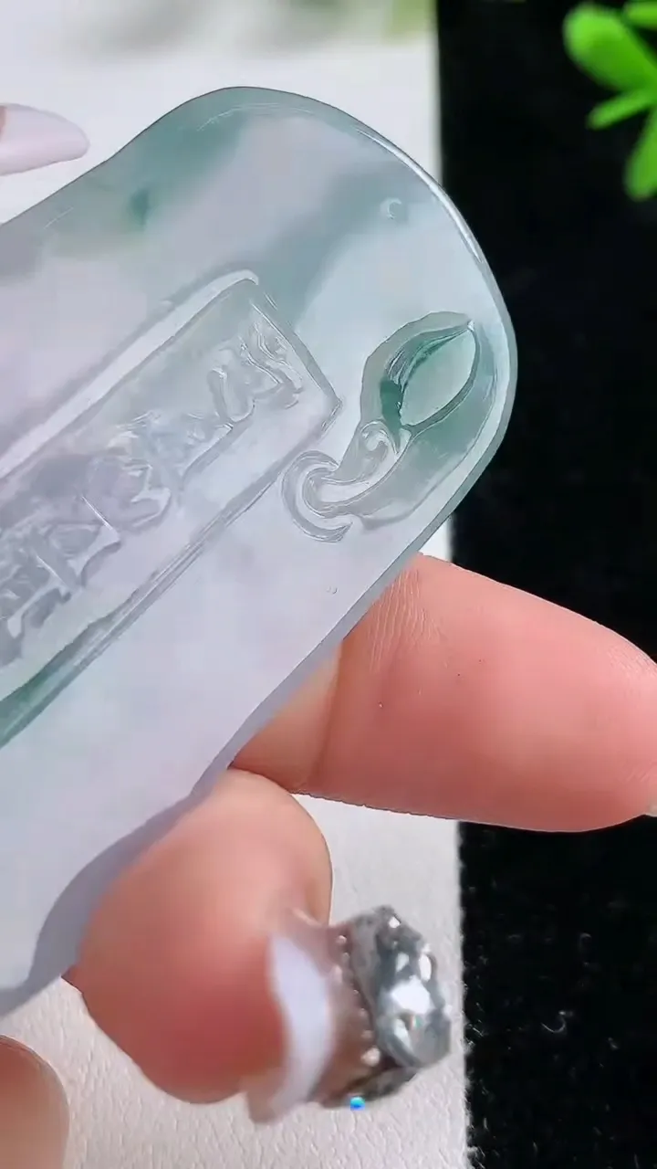 天然A货翡翠飘花大势至菩萨吊坠，尺寸61.8-34.8-6.8，重:28.20g
12月21日