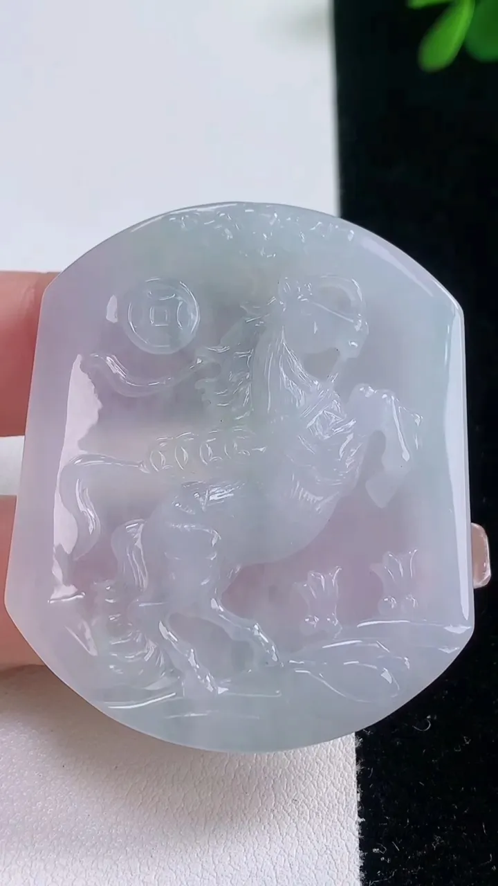 天然A货翡翠生肖马吊坠，尺寸48.3-41.5-4.8，重量:21.62g
12月21日