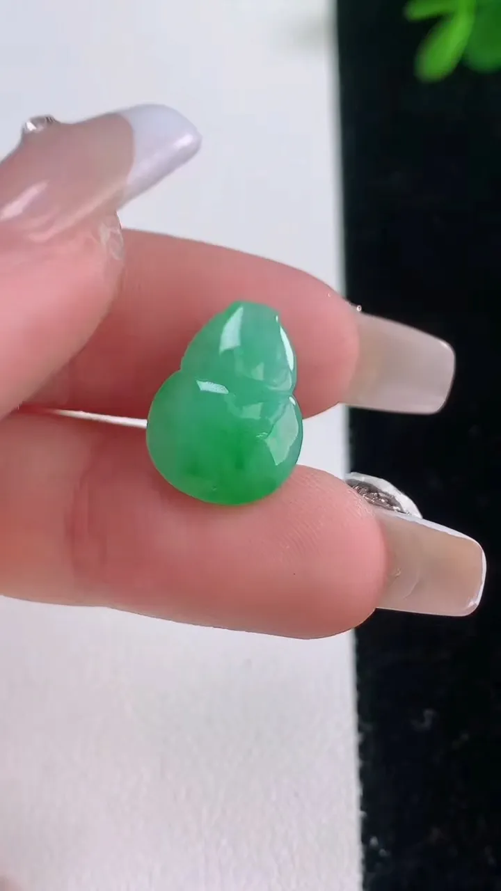 天然A货翡翠葫芦镶嵌件，尺寸15.8-11.7-4.7，重量:1.42g
12月21日