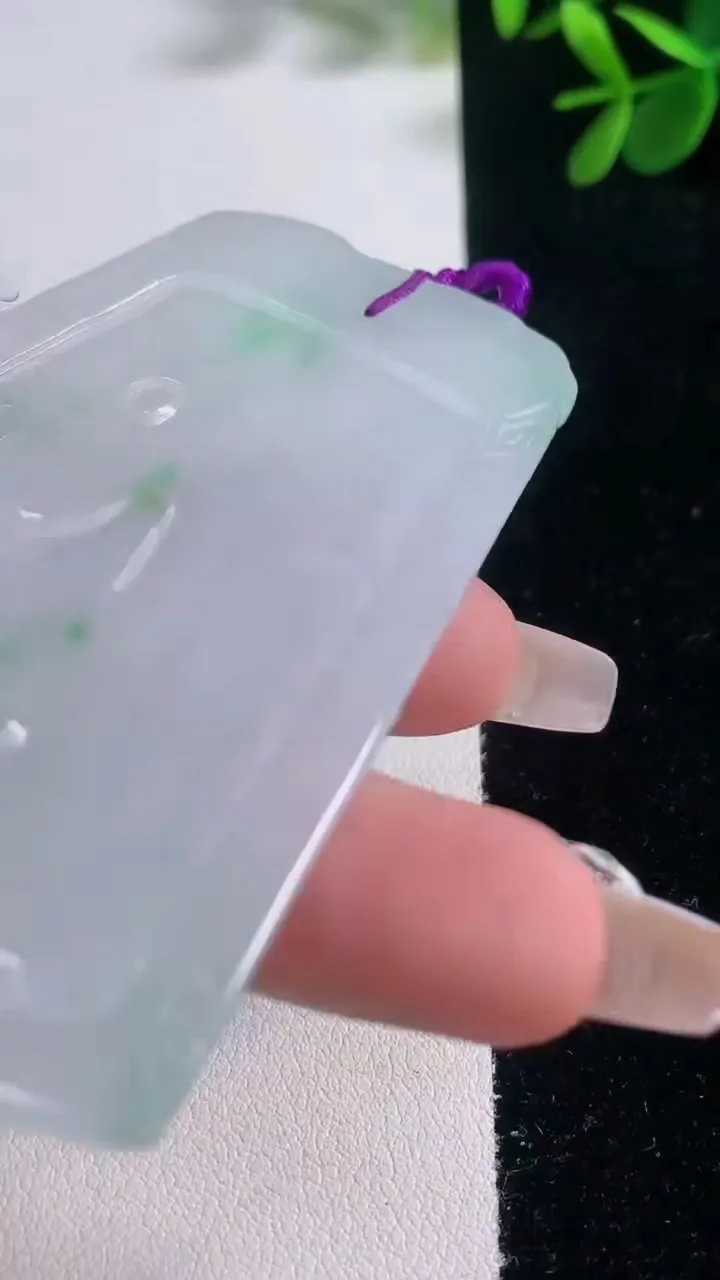 天然A货翡翠虚空藏菩萨吊坠，尺寸79.2-52.3-4.3，重量:41.33g
12月21日