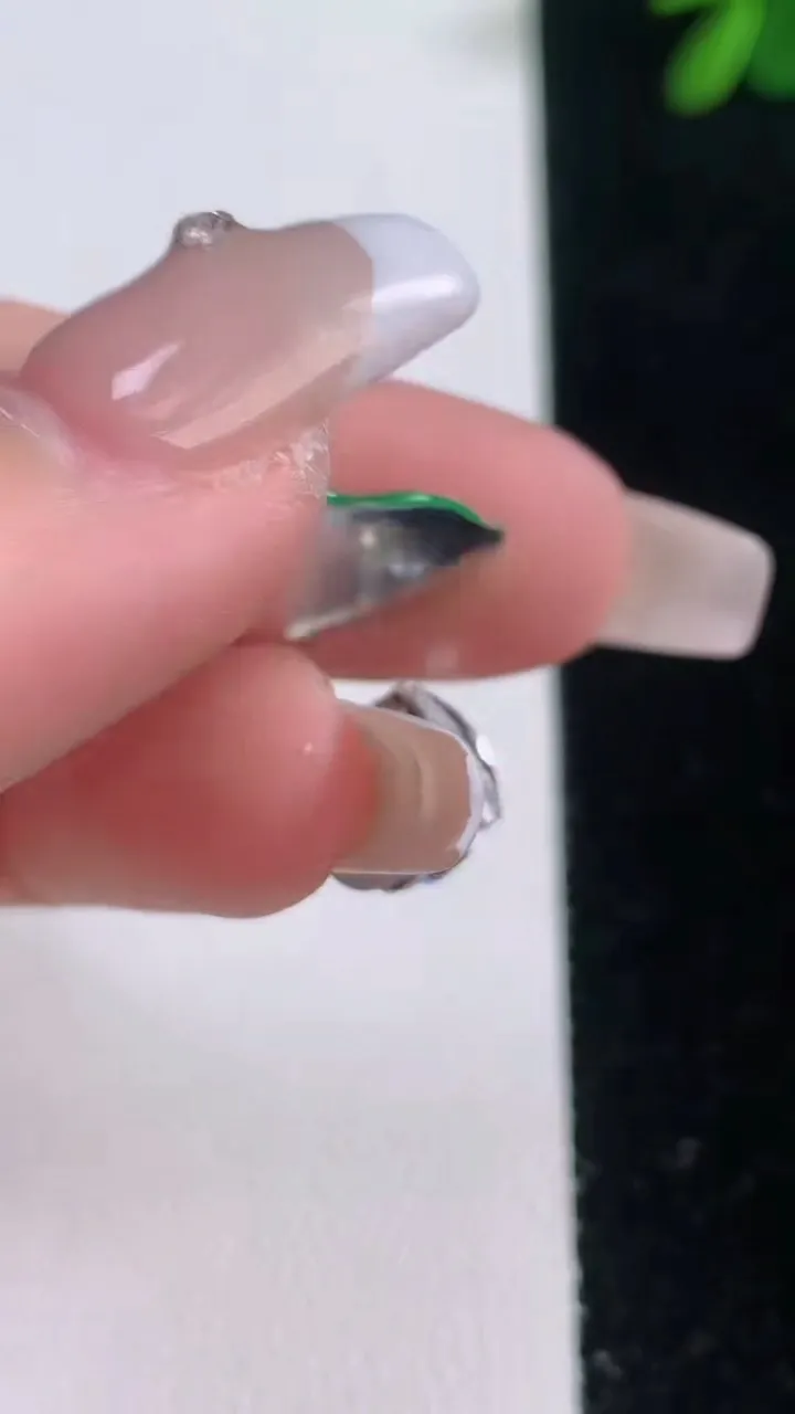 天然A货翡翠葫芦镶嵌件，尺寸18.4-12.8-2.6，重量:1.09g
12月21日