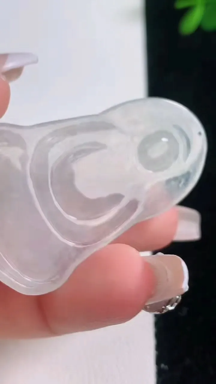 天然A货翡翠观音菩萨吊坠，尺寸47-29.8-3，重量:8.36g
12月21日