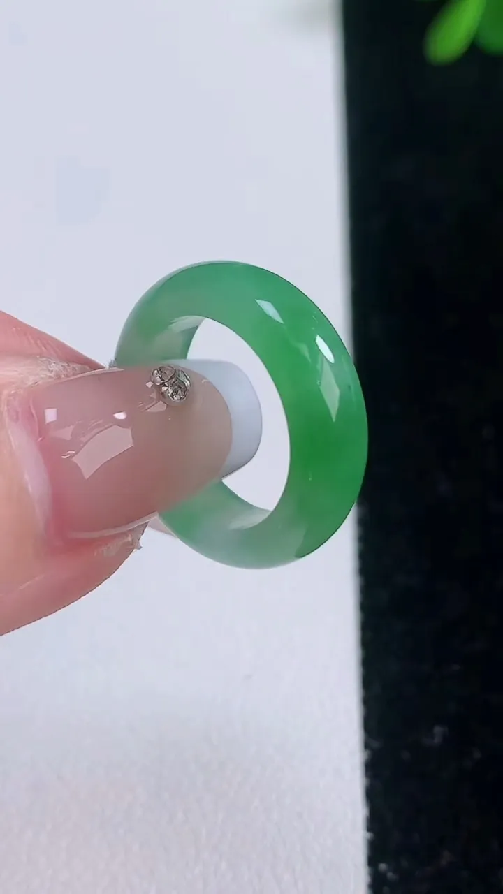 天然A货翡翠指环戒指，尺寸15-5.5-3，重量:3.23g2025年12月21日
工厂直销收藏佳品,种好水足，色泽均匀，有种有色，上手高大气！