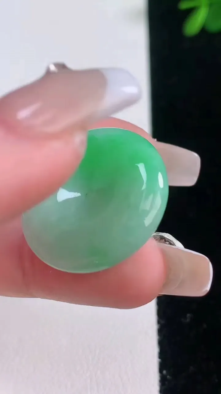 天然A货翡翠平安扣吊坠，尺寸24.5-6，重量:7.70g
12月21日