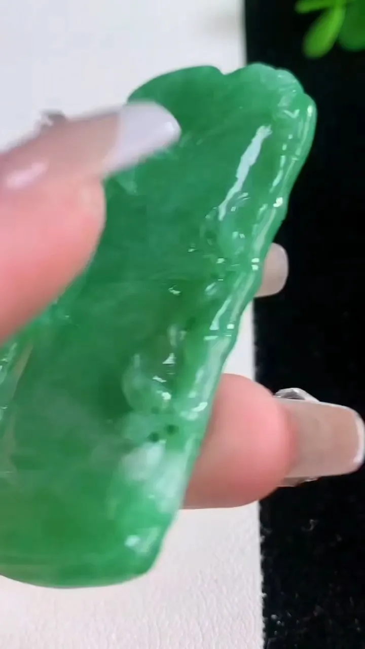 天然A货翡翠节节高升 竹节吊坠，尺寸61.8-28.8-4.6，重量:21.97g
12月21日