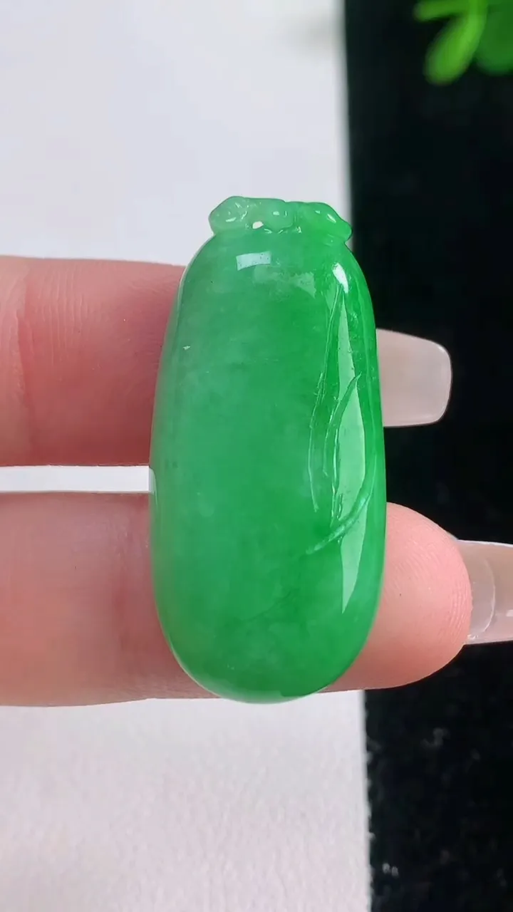 天然A货翡翠福瓜吊坠，尺寸34.6-16-5.6，重量:7.63g
12月21日