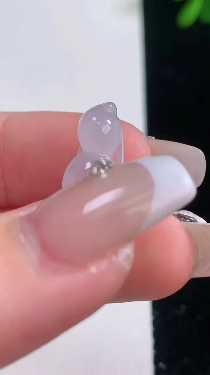 天然A货翡翠福豆吊坠，尺寸26.5-9.3-5.5，重量:2.12g
12月21日