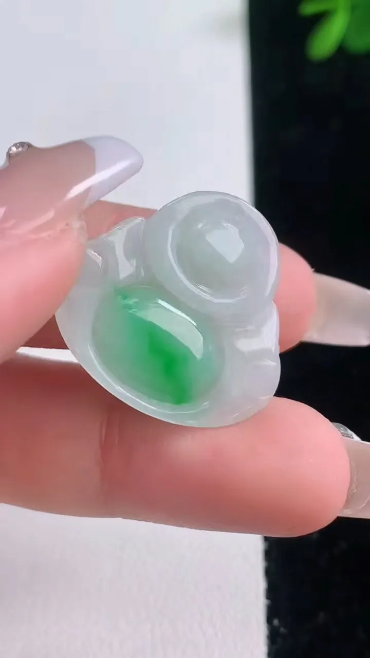 天然A货翡翠佛公吊坠，尺寸22.4-24.7-4.7，重量:3.99g
12月21日