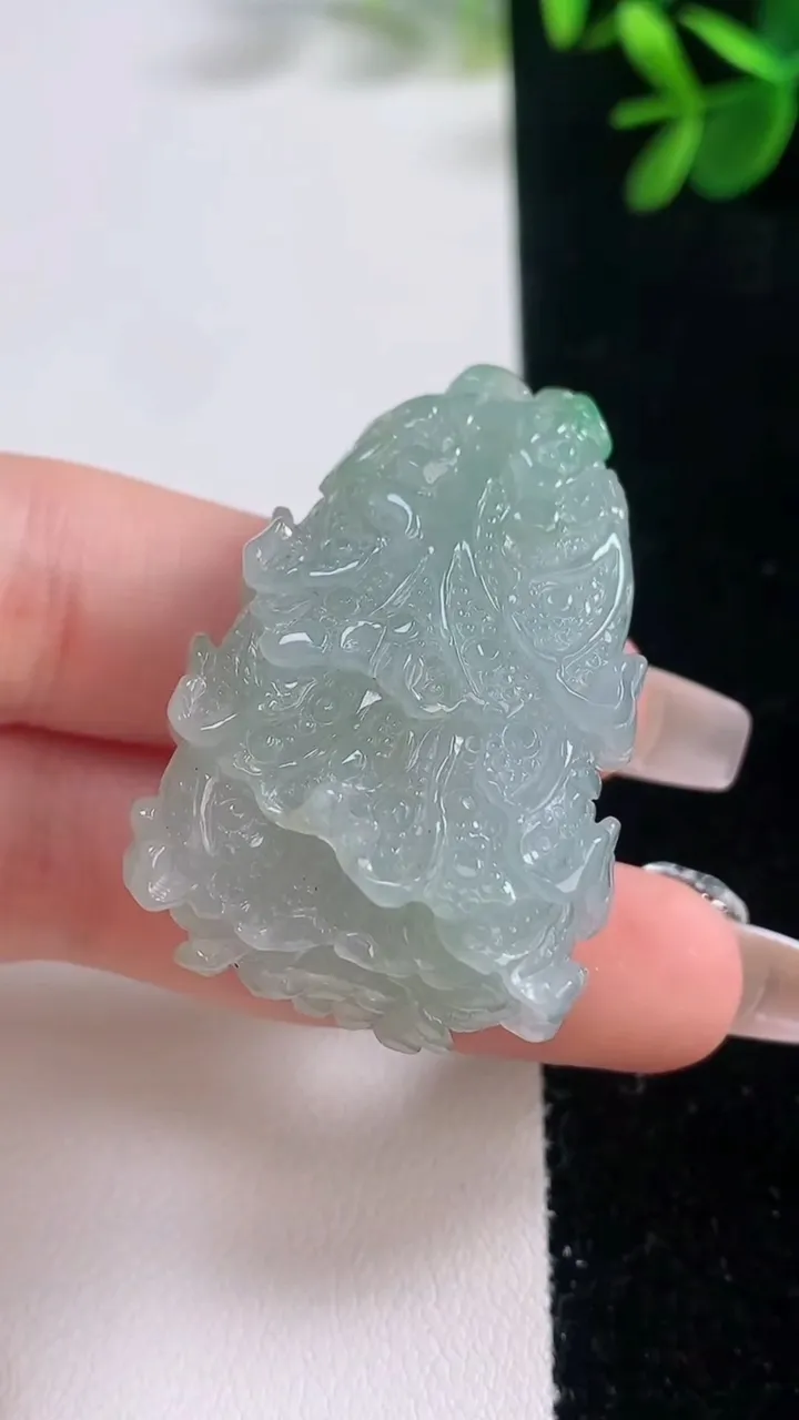 天然A货翡翠白菜吊坠，尺寸42-28-16.7，重量:28.80g
12月21日