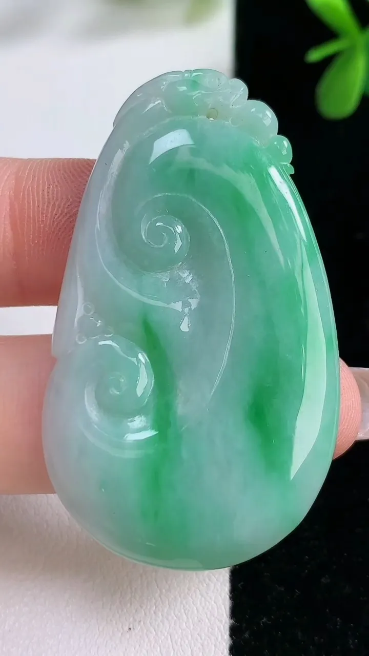 天然A货翡翠如意吊坠，尺寸48.8-28.5-4.2，重:12.42g
12月21日