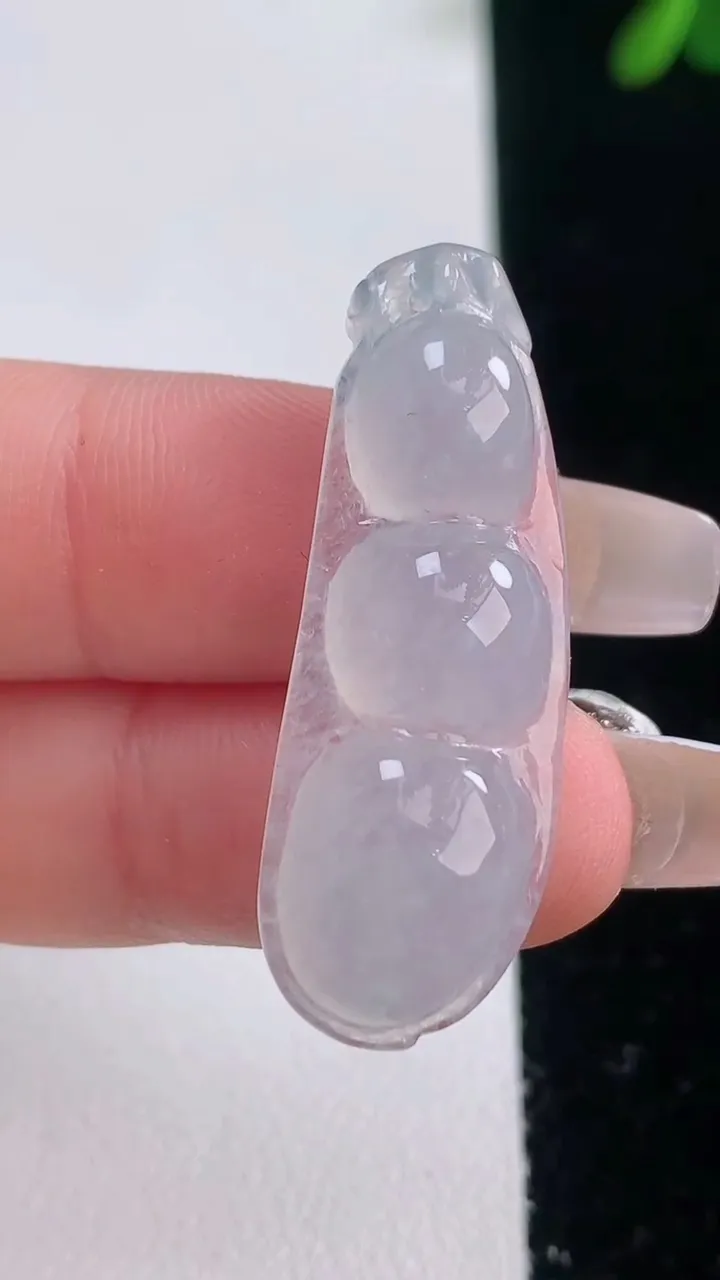 天然A货翡翠福豆吊坠，尺寸36.4-12.8-6.4，重量:4.74g
12月21日