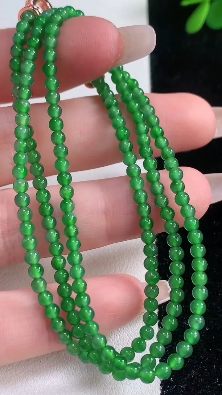 天然A货翡翠小米珠项链，尺寸2.9-179颗，重量:9.53g12月21日
工厂直销收藏佳品,种好水足，色泽均匀，有种有色，上手高大气！