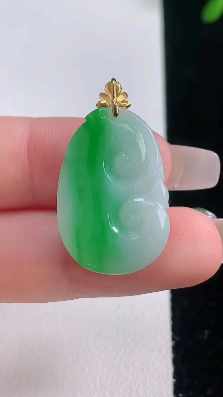 天然A货翡翠如意吊坠，尺寸24.7-16.8-5.9，重量:4.81g
12月21日